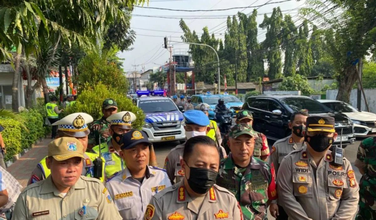 lawan arus di kebayoran lama polisi tilang 50 pengendara motor 62893