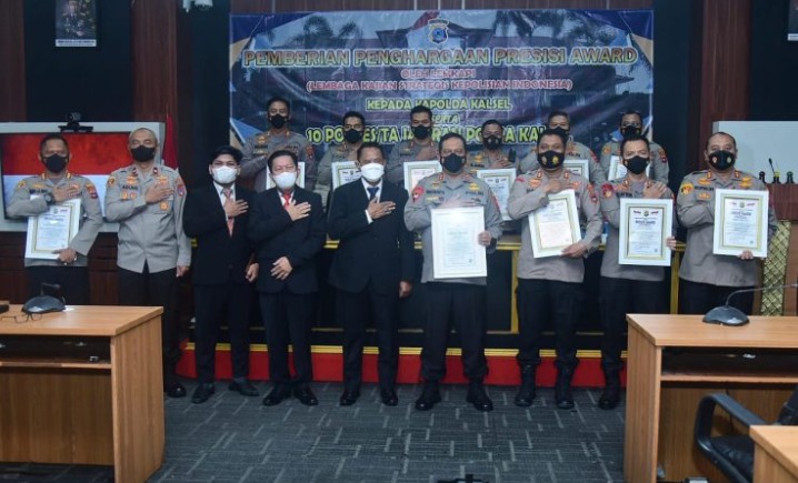 lemkapi beri penghargaan presisi awards kepada kapolda kalsel dan 10 polres jajaran 46006