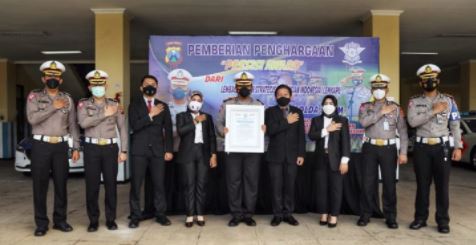 lemkapi berikan penghargaan presisi award kepada dirlantas polda jatim 9265