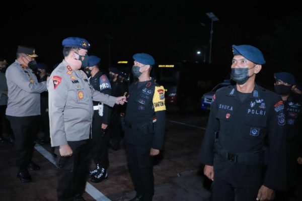lepas keberangkatan 105 personel brimob polda riau bko ke papua kapolda minta tetap disiplin dan humanis 22949