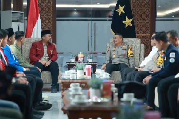 mahasiswa plus jawa timur beri apresiasi kapolda jatim atas sukses kawal pemilu 2024 70413