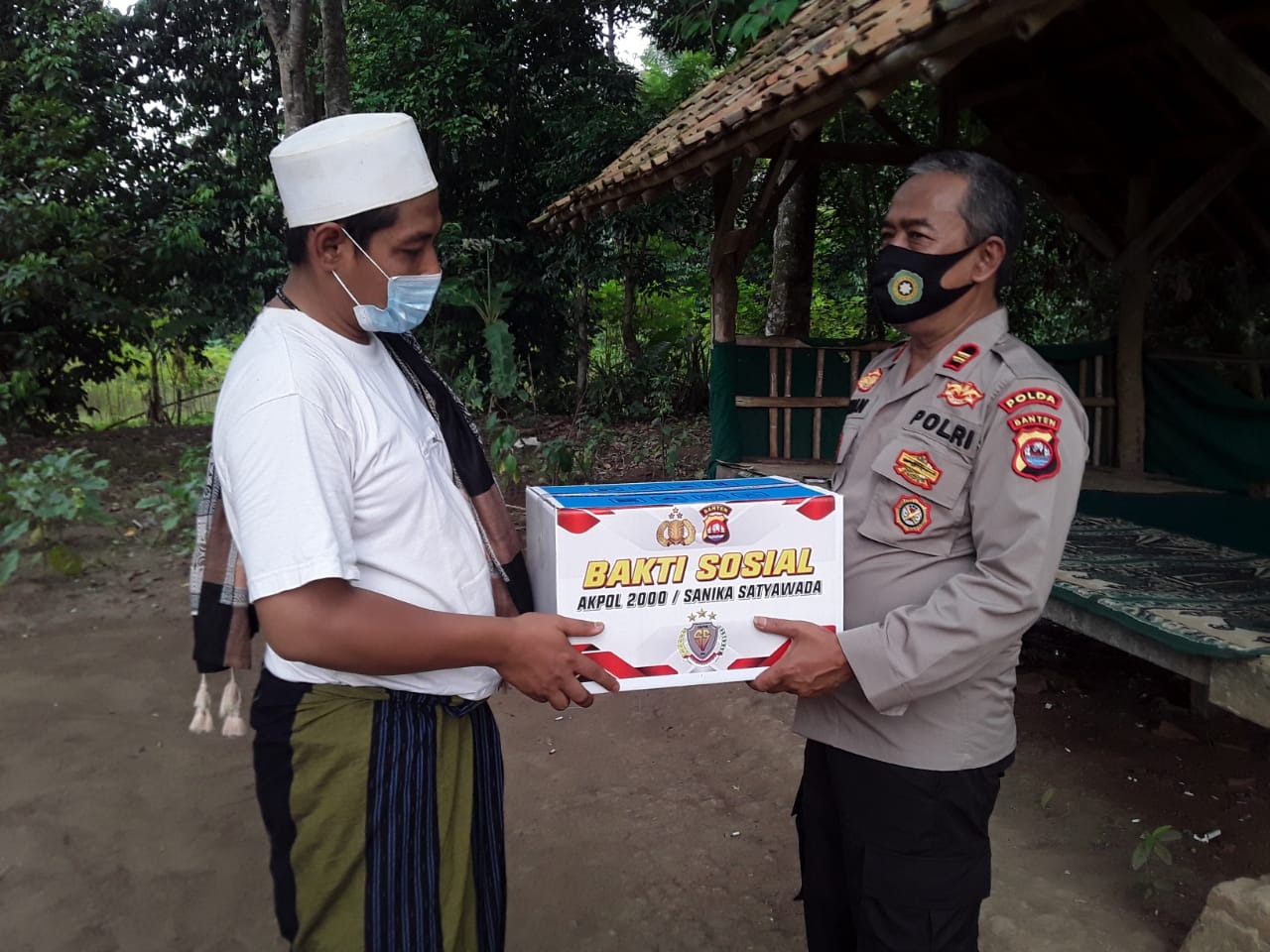 make friendship to islamic boarding schools serang city resort police distribute basic food from police academy 2000 43079