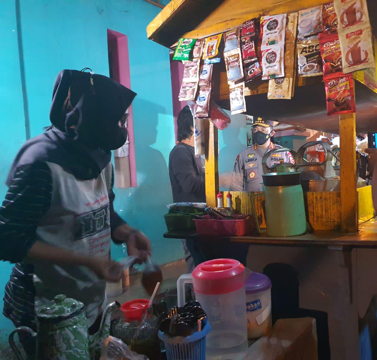 malam malam kapolri blusukan memberikan bantuan sosial berupa sembako ke warga dan pedagang angkringan 29365