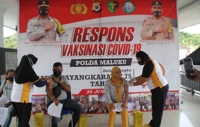 maluku regional police host mass vaccination a total of 657 people are vaccinated by sinovac and astrazeneca 40999
