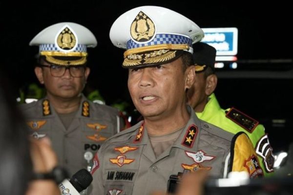 masih nekat masuk tol saat arus mudik polisi tilang ratusan truk 72288