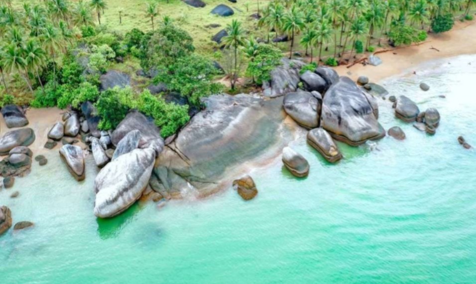 masuk ke dalam kawasan strategis kemenparekraf tingkatkan fasilitas objek wisata natuna 77212