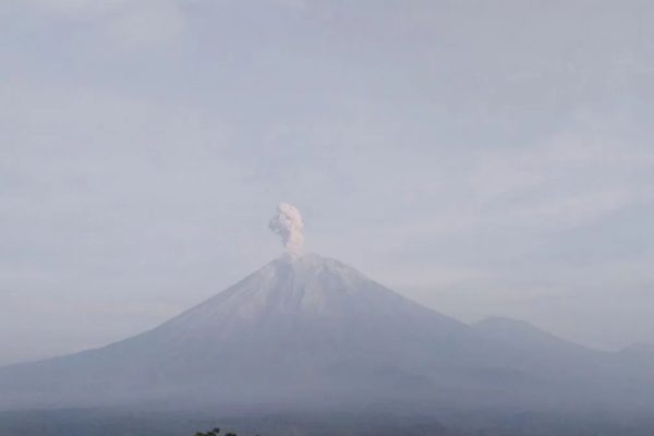 masyarakat diminta waspada gunung semeru erupsi enam kali pagi ini 74410