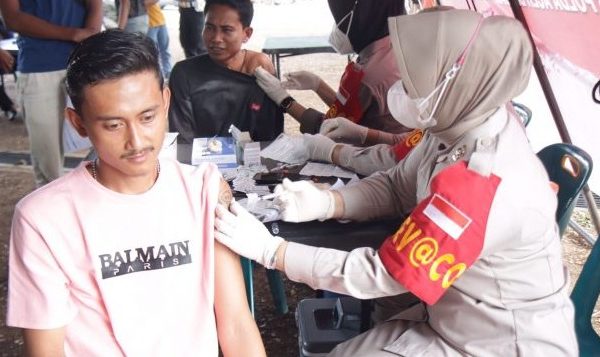 masyarakat mendapat sembako di gerai vaksinasi satbrimob bersama bidhumas polda aceh di darussalam 53