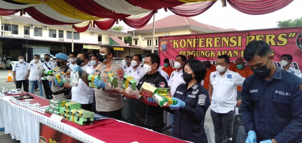 medan city departmental police releases the discovery of 23 kg of amphetamine and one illegal firearm 43277