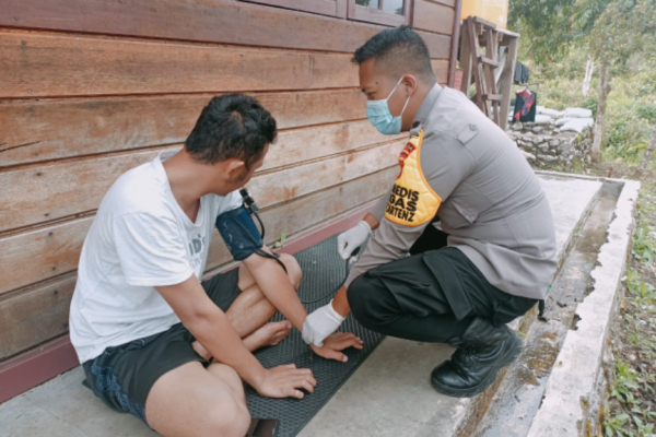 medical team of cartenz provide medical treatment in mobile brigade post 45566