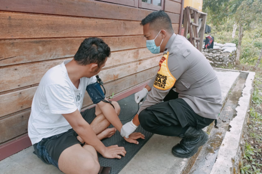 medical team of cartenz provide medical treatment in mobile brigade post 45566