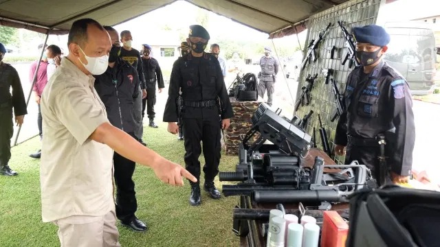 memasuki musim pancaroba kapolda jambi cek peralatan sar di batalyon b sat brimob 33148