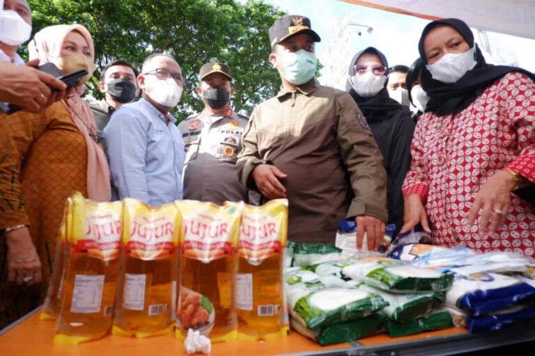 memasuki nataru kapolda bersama plt gubernur sulsel pantau harga kebutuhan pokok di pasar tradisional 22545