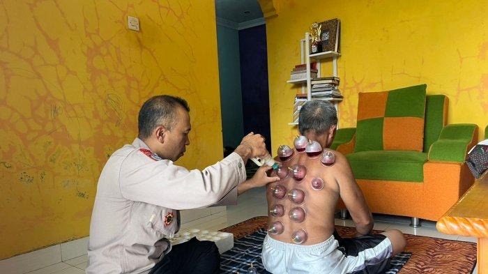 membantu tanpa pamrih dedikasi bripka untung untuk dakwah dan pengobatan gratis 84097