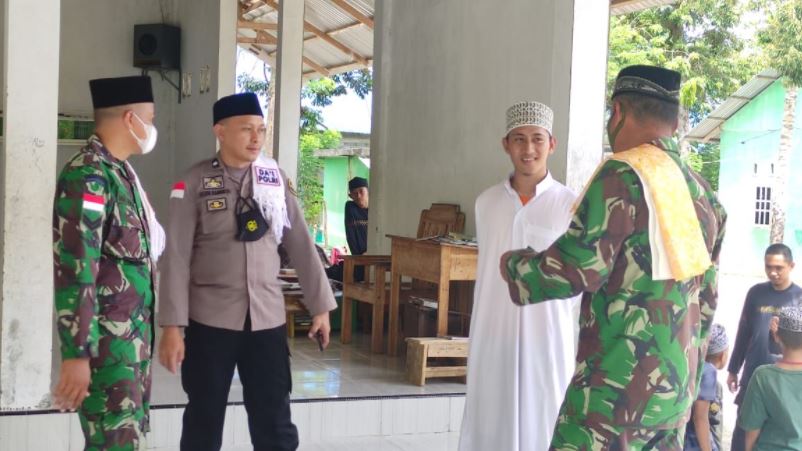 memberikan pembinaan kepada generasi muda tni polri sambangi pondok pesantren dan smk di kalora 23179
