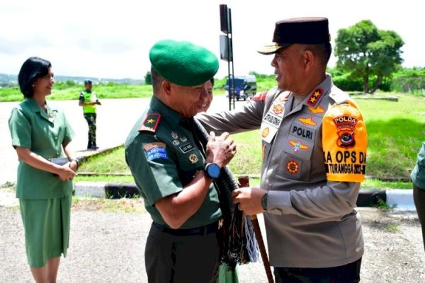 memperkuat sinergi tni polri kapolda ntt sambut danrem 161 wira sakti di bandaran el tari kupang 70429