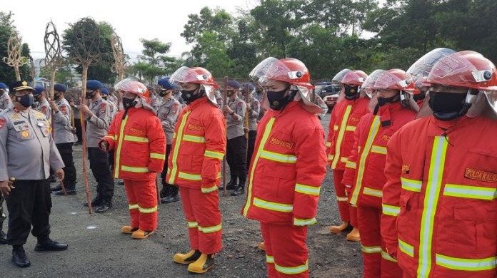 menanggulangi karhutla polda kalsel kerahkan 2 kompi brimob dan samapta 24588