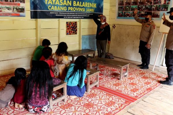 mencerdaskan kehidupan bangsa hingga ke pelosok negeri satbinmas polres merangin laksanakan kegiatan perpustakaan keliling ke pemukiman suku anak dalam 45901