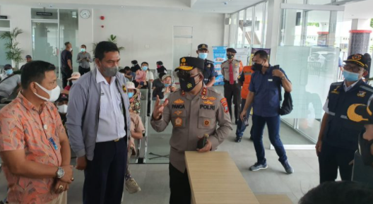 menerapkan ppkm level 3 jelang nataru kapolda sumut tinjau pelabuhan ajibata 25172