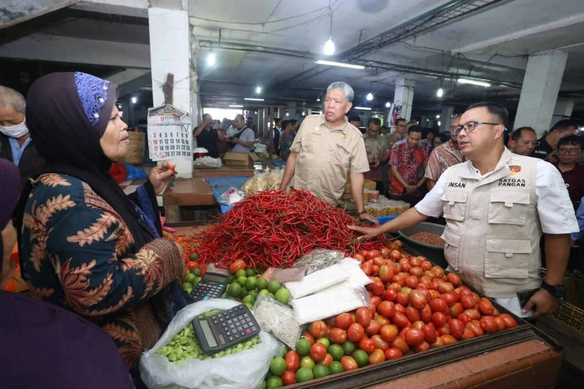 menjelang nataru satgas pangan polri pantau harga pasar di medan 67632