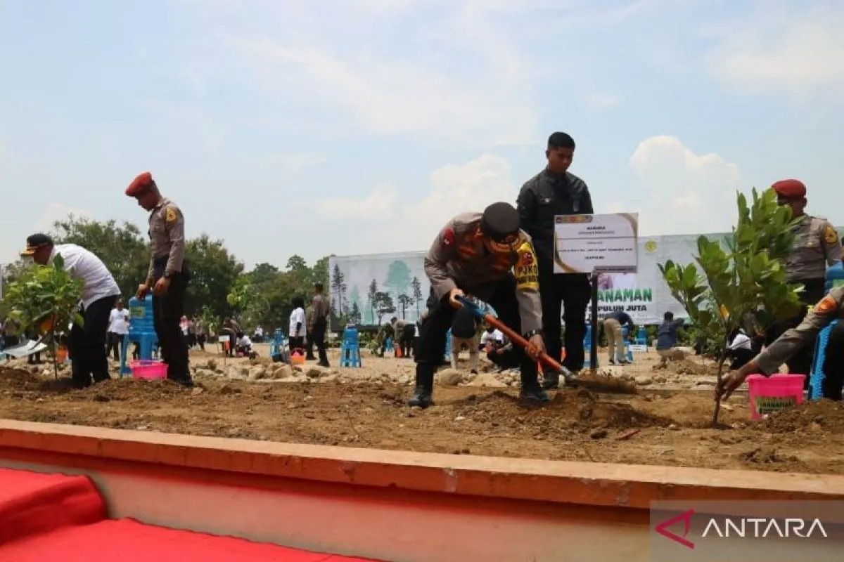 menko pmk dan kapolri tanam 10 juta bibit pohon di madiun 66263
