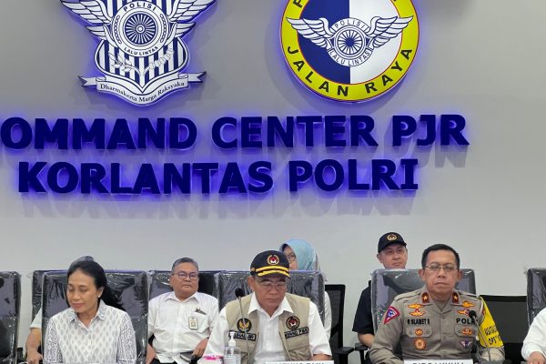 menko pmk pantau kesiapan mudik dari command center 72216