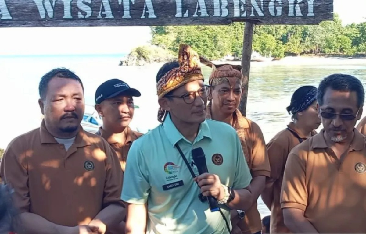 menparekraf serahkan kima boe kerang laut untuk dibudidayakan di wisata labengki 79800