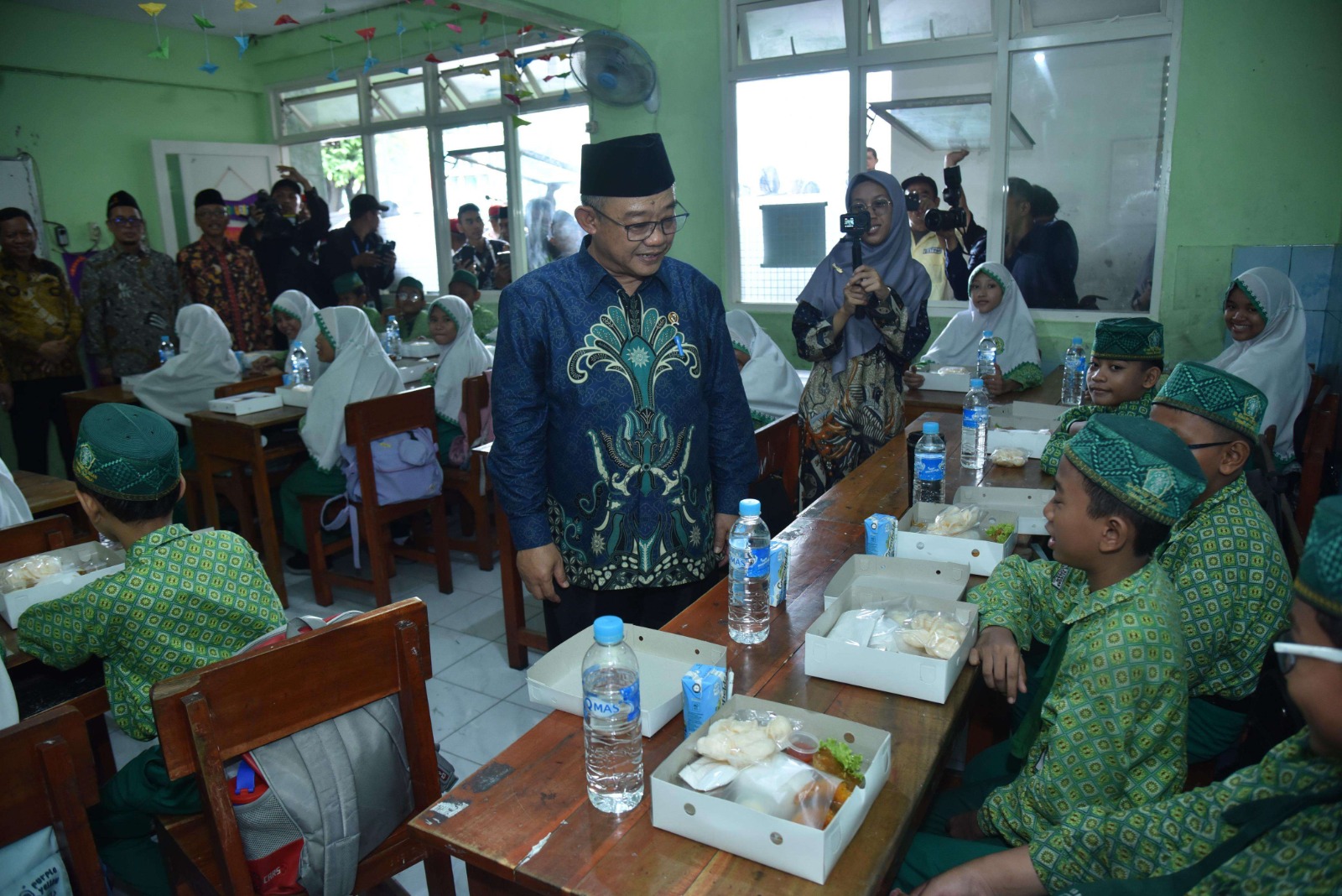 menteri abdul mu ti sebut makan bergizi gratis bentuk karakter peserta didik 81017