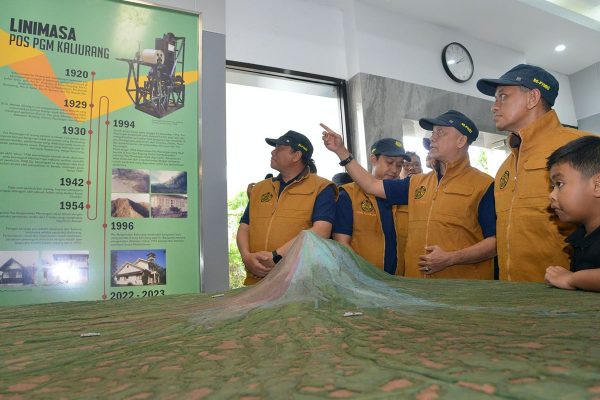 menteri esdm pantau pos pengamatan gunung merapi 82499