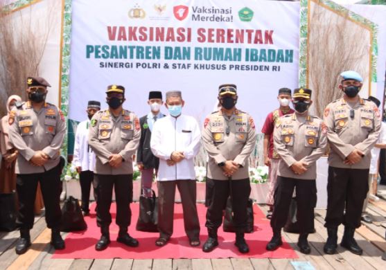 merdeka bervaksin kapolda kalteng targetkan 2 300 vaksin di tempat ibadah 9612