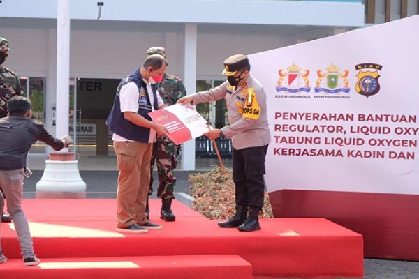 merdeka vaccination holds riau regional police indonesian chamber of commerce industry and financial fervices authority distribute 20 5 tons of liquid oxygen 42775
