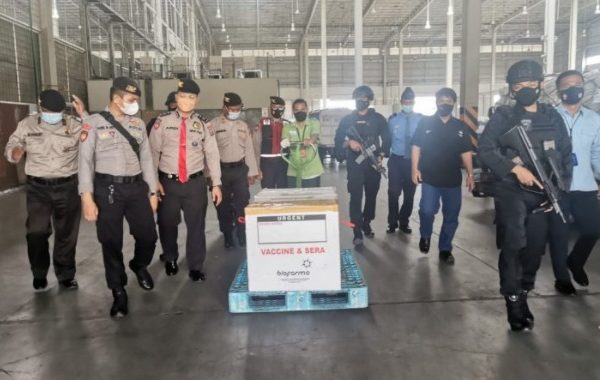 mobile brigade of north sumatra regional police guard the arrival of 20230 astrazeneca vaccine doses 44689