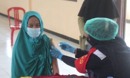 mobile brigade of papua regional police held mass vaccination event for merauke pople 41186