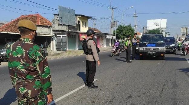 mobile brigade unit of west java regional police secures level 4 emergency ppkm for cirebon city area 41086
