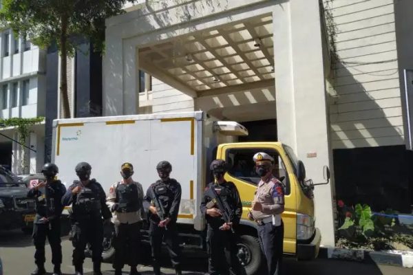 mobile brigade unit of west java regional police strictly controls covid 19 vaccine distribution 39204