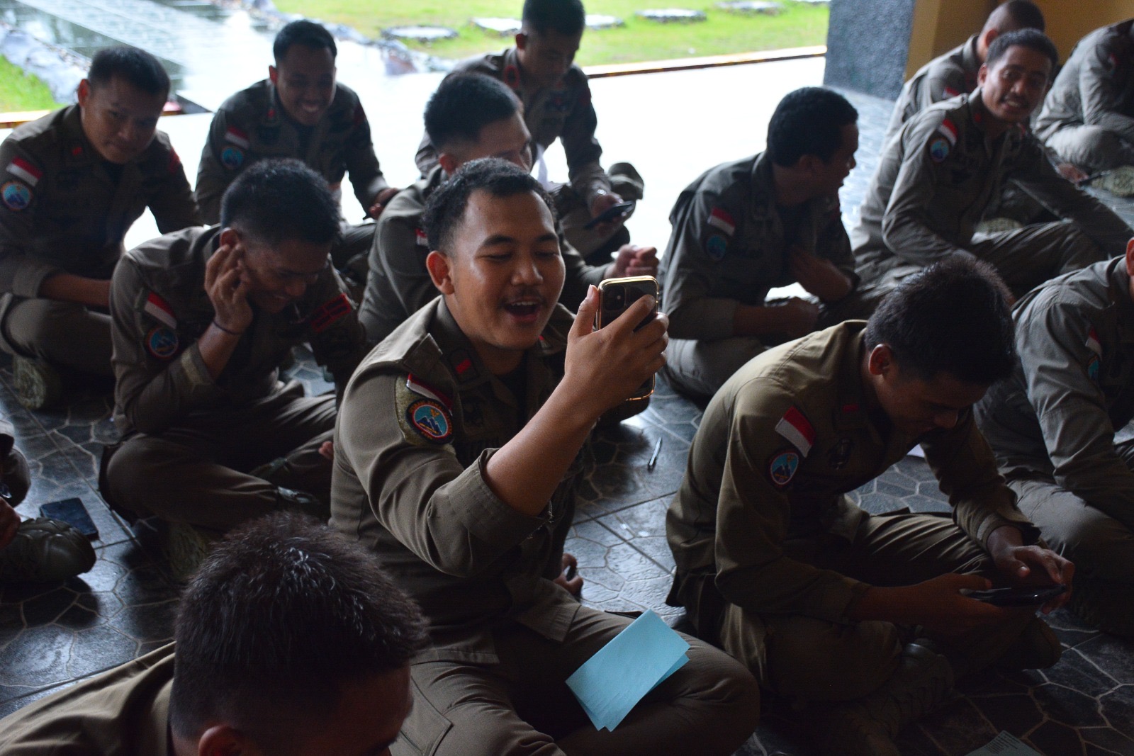 momen haru keluarga personel ops damai cartenz 2025 beri dukungan lewat udara 83860