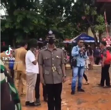 moving meeting of army father police son shortly after inauguration 44655