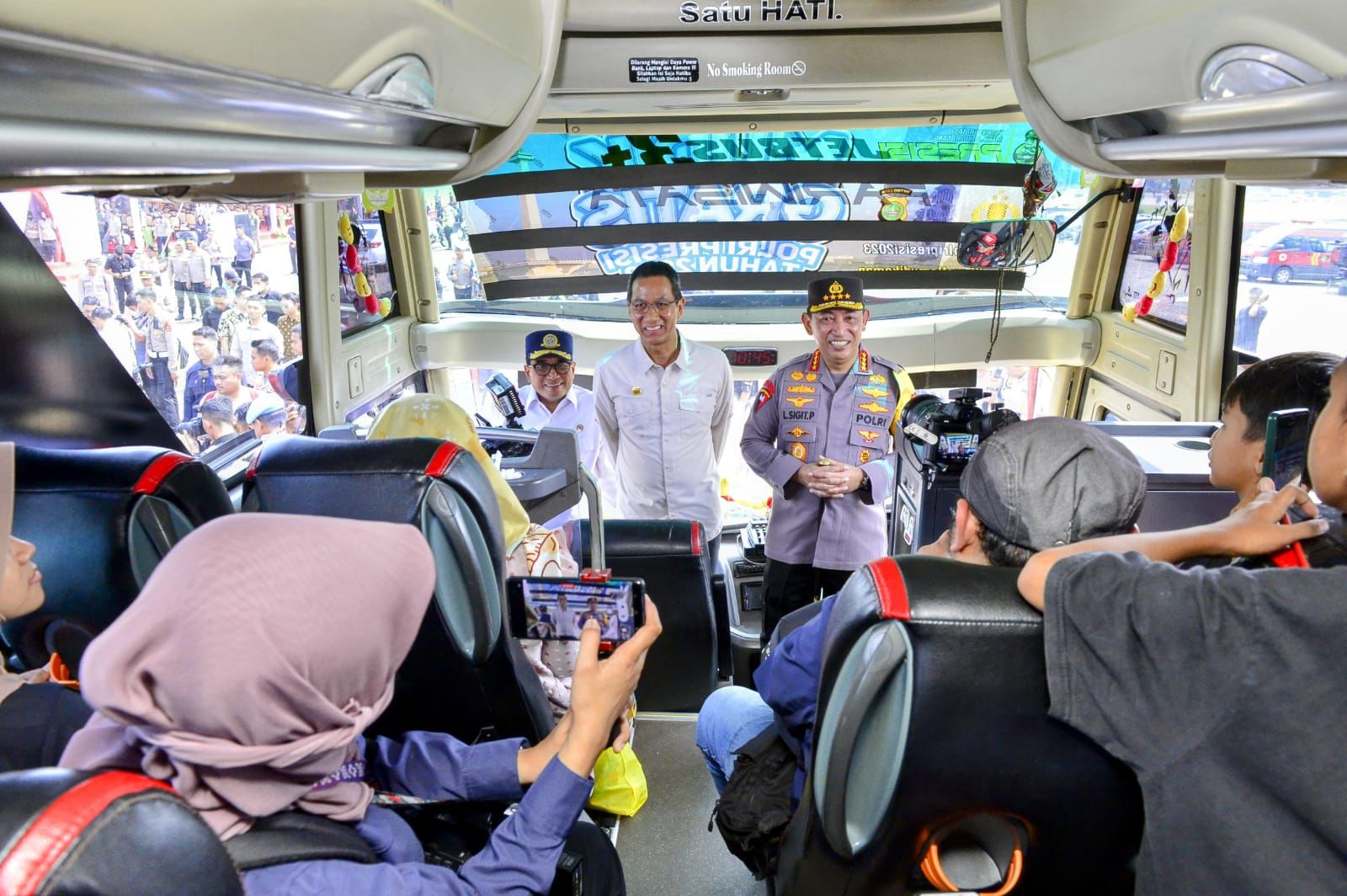 mudik gratis polri presisi bantu warga berkumpul dengan keluarganya 56968