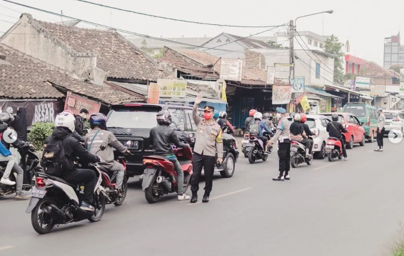 mulai padat polisi berlakukan one way di jalur arteri padalarang 56977