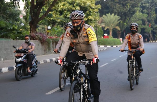 naik sepeda polda metro jaya gelar patroli dialogis dan bagikan 1 000 masker 11376