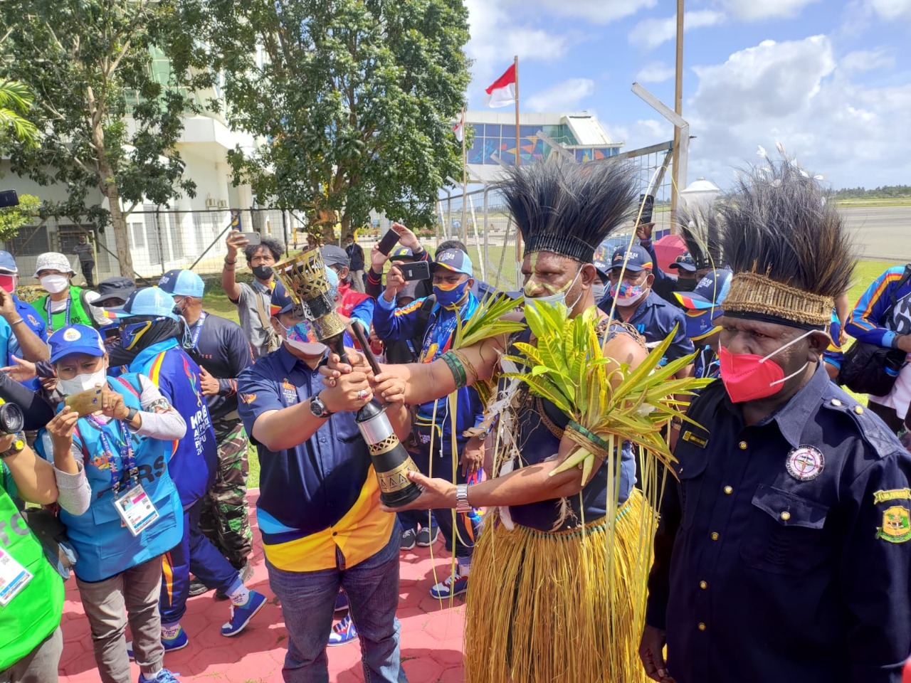 national armed forces and national police guards till become the core troops of the national sports week torch carnival in merauke 43034