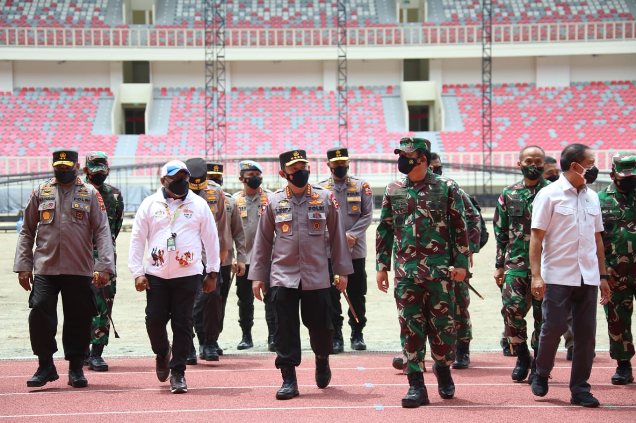 national armed forces commander national police chief and ministry of youth and sports review the readiness of the national sports week xx stadium and aquatic arena 41545