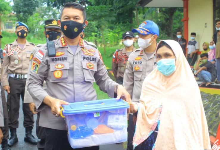national police campus care state police school mandalawangi at banten regional police implement social assistance 43370