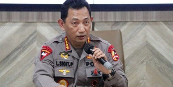 national police deploy 945 mobile brigade personnel from east java central java west java and bali regional police to help semeru victims 44449
