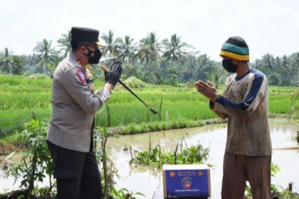 national police give 2000 basic food assistance to farmers in pandeglang 42730