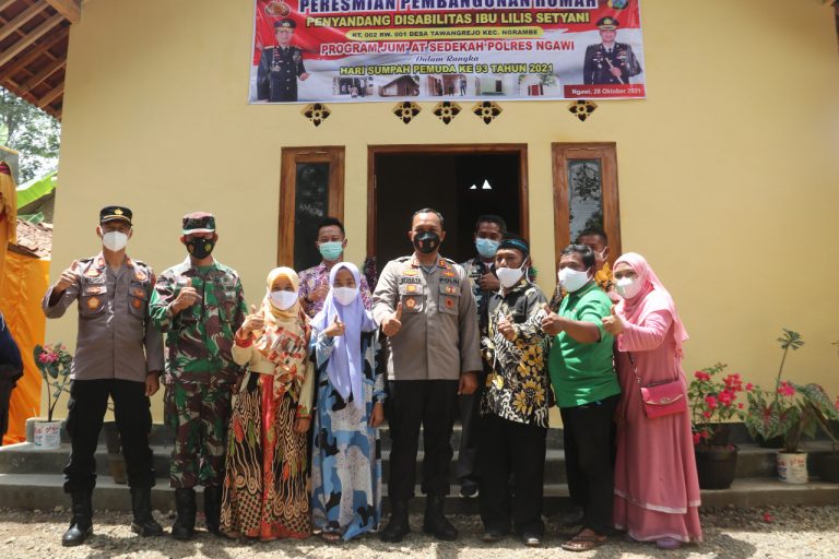 ngawi resort police chief inaugurates home renovation of a person with disabilities 43375