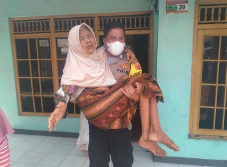 noble act of brigadier rino in helping an elderly got her vaccine 44824