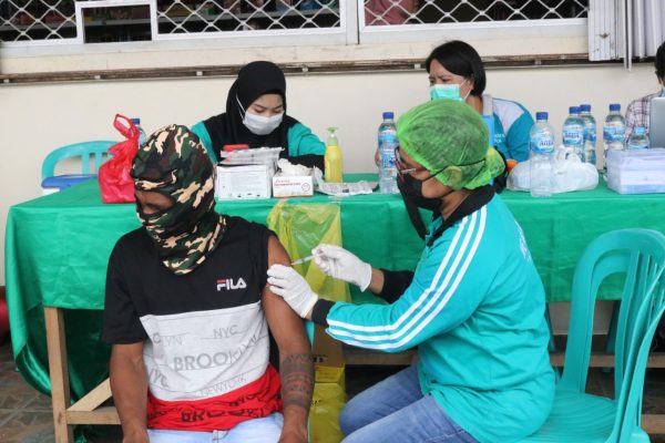 noken community development unit and mimika departmental police intensify vaccination in approaching of pon xx 42739