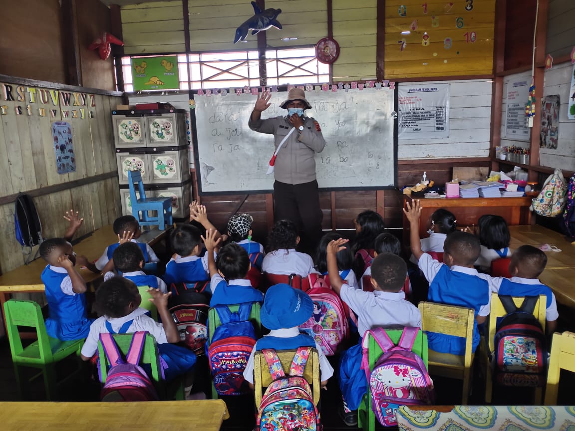 noken community development unit of pegunungan bintang visited paud tk santa lusia of oksibil to hold si ipar programme 43585