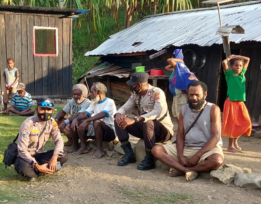 noken community development unit of tolikara meets and greets the community figure of wenam district mr demus enembere 42793